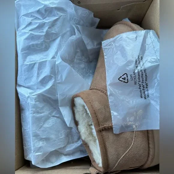 NWT UGG Classic Ultra Mini Chestnut Boots Women's Size 6 - Picture 7 of 16